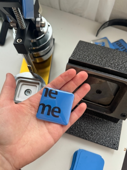 冷蔵庫用ピンバッジ製造機、正方形ピンバッジ作成機、50 *  - Pin Button Badge のレビューと価格