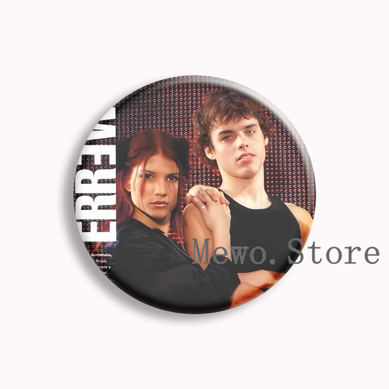映画 Rebelde ウェイ ソフトボタンピン カミラ・ボル - Pin Button Badge のレビューと価格